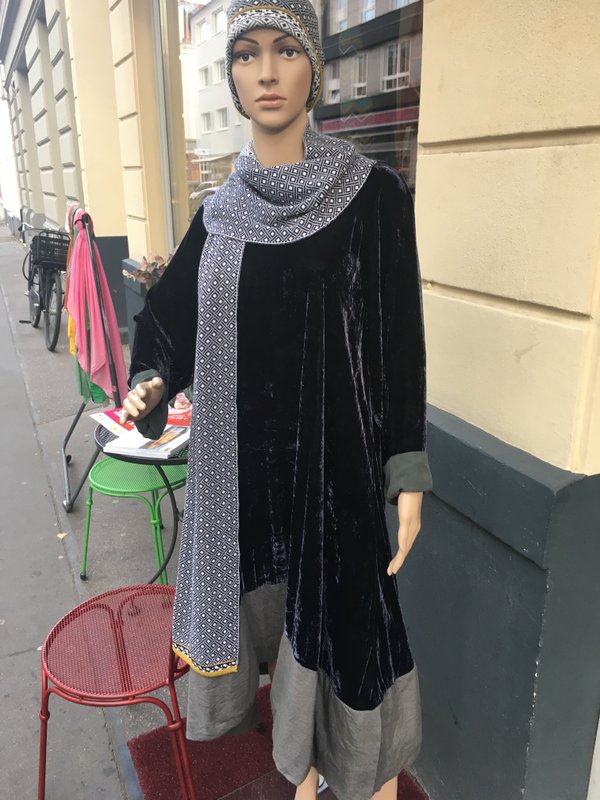 Kleid aus Viskose/ Seidensamt von Cocon Commerz Privatsachen