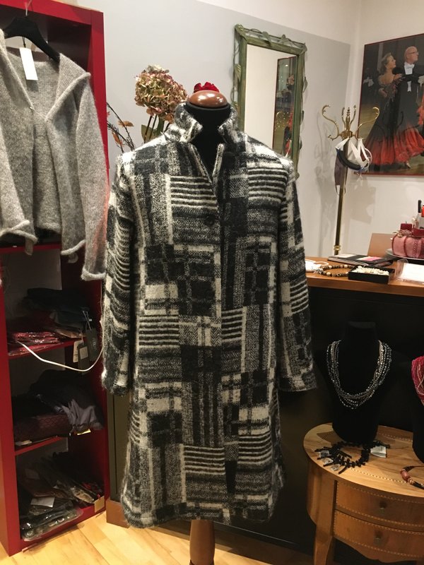 Schwarz-weißer Wintermantel von Hannes Roether